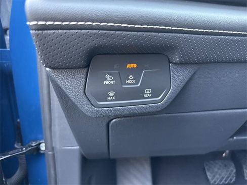 Used 2025 Volkswagen Atlas Cross Sport SE image 18