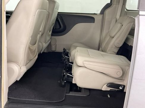 Used 2016 Chrysler Town & Country Touring FWD image 13