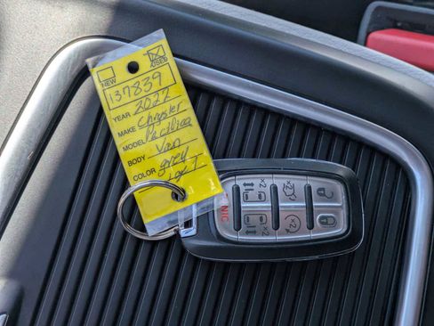 Used 2022 Chrysler Pacifica Touring-L FWD image 33
