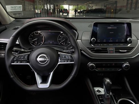 Used 2025 Nissan Altima 2.5 SR FWD image 14