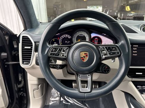 Used 2023 Porsche Cayenne Turbo S AWD/4WD image 16