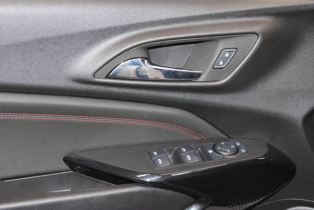 Used 2024 Chevrolet Trax RS w/ Sunroof Package FWD image 22