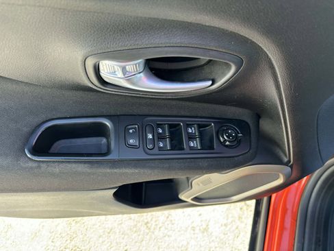 Used 2017 Jeep Renegade Latitude image 17