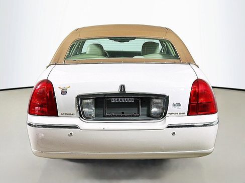 Used 2004 Lincoln Town Car Signature RWD image 6