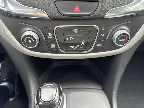 Used 2020 Chevrolet Equinox LS w/ LS Convenience Package image 17