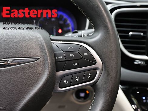 Used 2023 Chrysler Pacifica Touring-L FWD image 16