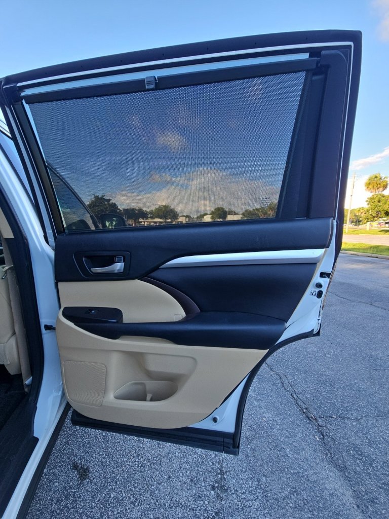 Used 2017 Toyota Highlander XLE FWD image 19
