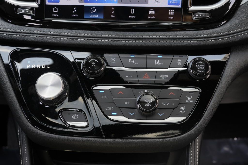 Used 2025 Chrysler Pacifica Limited FWD image 46