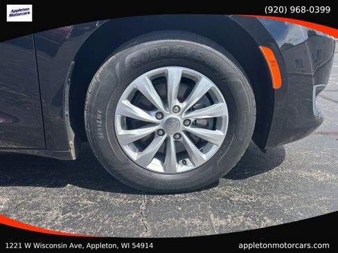 Used 2018 Chrysler Pacifica Touring Plus FWD image 15