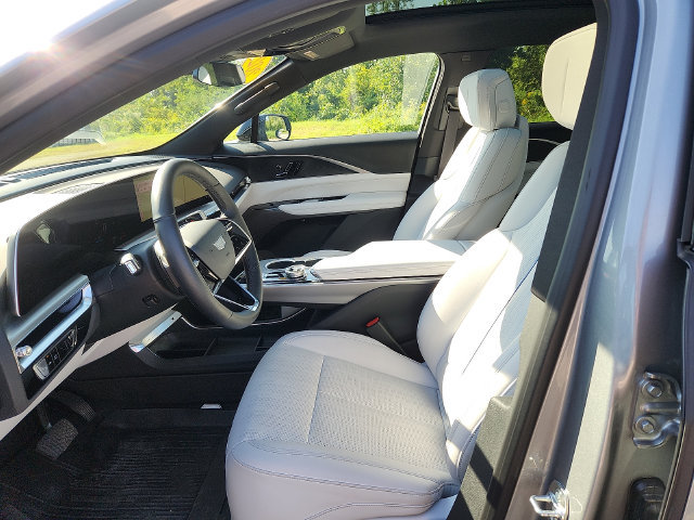 Used 2025 Cadillac Lyriq Luxury RWD image 13