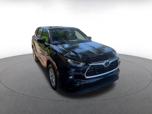 Used 2025 Toyota Highlander LE FWD image 3