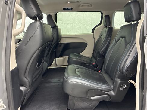 Used 2021 Chrysler Pacifica Touring-L FWD image 12