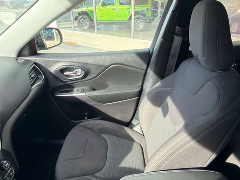 Used 2020 Jeep Cherokee Latitude w/ Cold Weather Group image 31