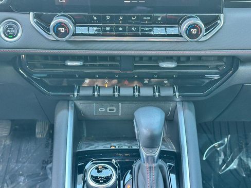 Used 2024 Chevrolet Colorado Z71 w/ Z71 Convenience Package 2 image 15