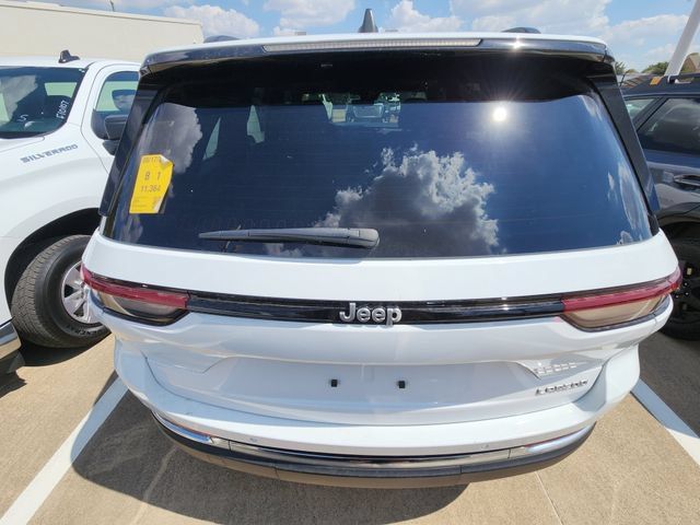 Used 2025 Jeep Grand Cherokee Laredo X w/ Luxury Tech Group I RWD image 5