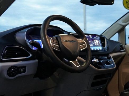 Used 2024 Chrysler Pacifica Touring-L image 10