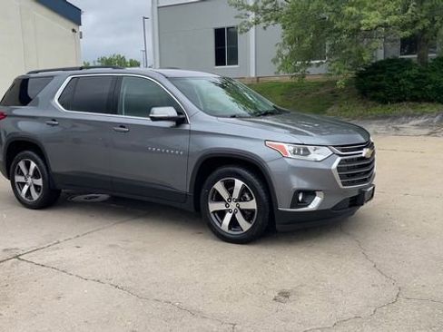Used 2020 Chevrolet Traverse LT w/ LT Premium Package AWD/4WD image 2
