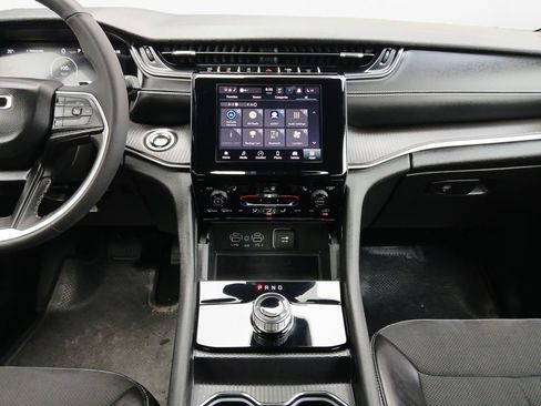 Used 2024 Jeep Grand Cherokee Altitude AWD/4WD image 3