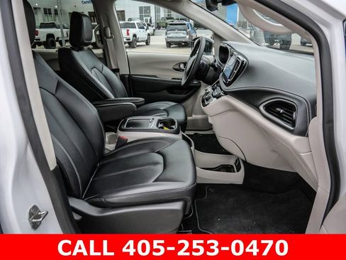 Used 2024 Chrysler Pacifica Touring-L AWD/4WD image 13