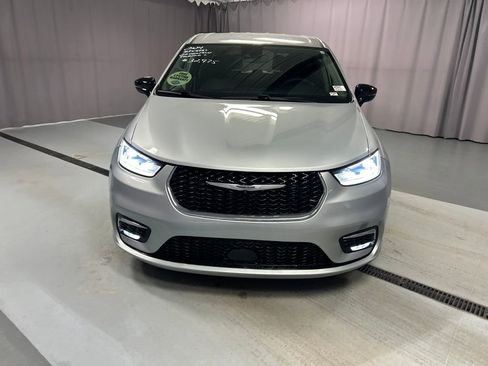 Used 2024 Chrysler Pacifica Touring-L image 2