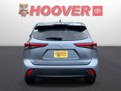Used 2023 Toyota Highlander LE image 3