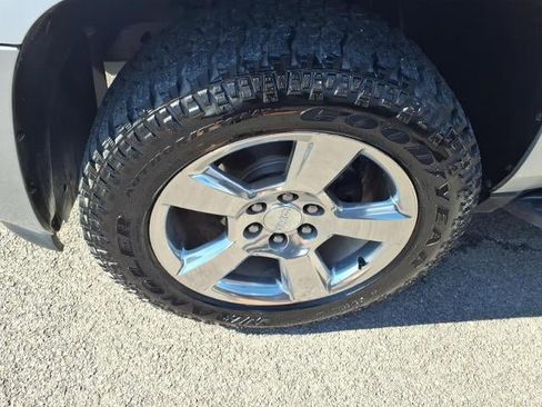 Used 2012 Chevrolet Avalanche LTZ image 6