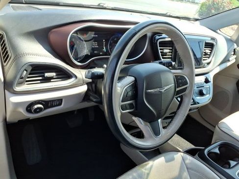 Used 2019 Chrysler Pacifica Limited FWD image 47