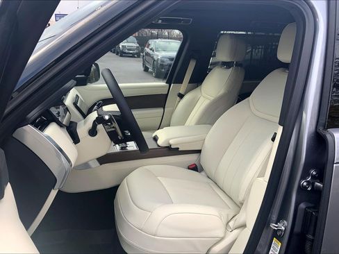 New 2025 Land Rover Range Rover Long Wheelbase SE image 9