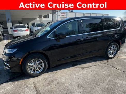 Used 2024 Chrysler Pacifica Touring-L image 4