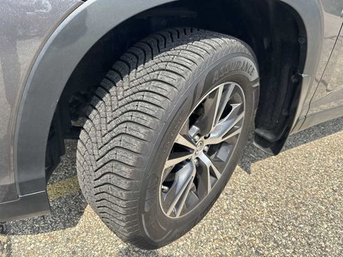 Used 2019 Toyota Highlander Plus AWD/4WD image 4