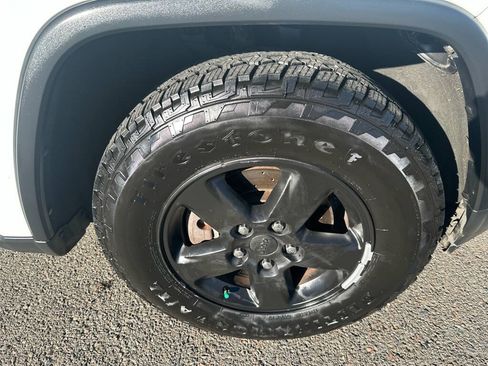 Used 2011 Jeep Grand Cherokee Laredo AWD/4WD image 28