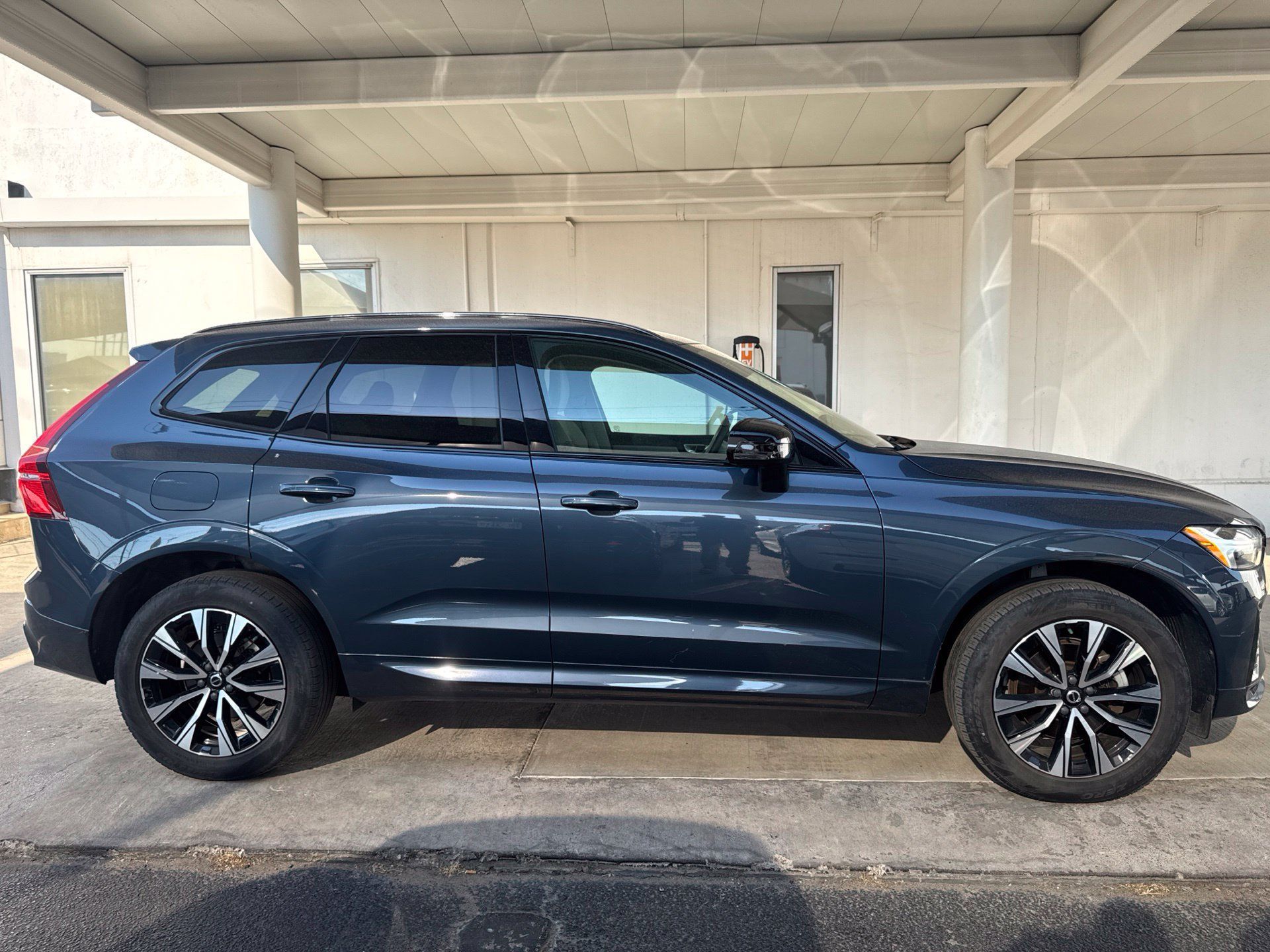 Used 2024 Volvo XC60 B5 Core w/ Protection Package Premier AWD/4WD image 4