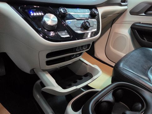 Used 2022 Chrysler Pacifica Touring-L FWD image 27