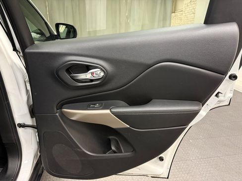 Used 2017 Jeep Cherokee Limited image 19