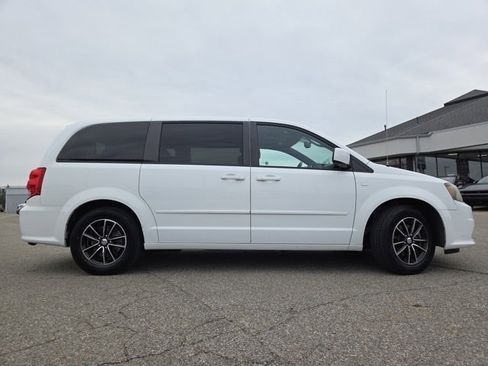 Used 2014 Dodge Grand Caravan SE image 25