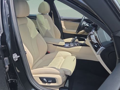 Used 2023 BMW 530i w/ Convenience Package RWD image 17
