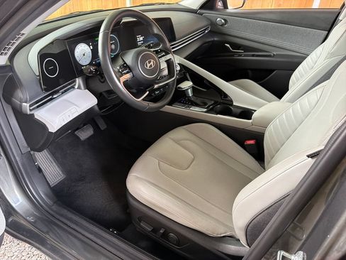 Used 2025 Hyundai Elantra Limited FWD image 2