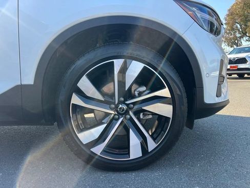 Used 2025 Volvo XC40 B5 Plus AWD/4WD image 4