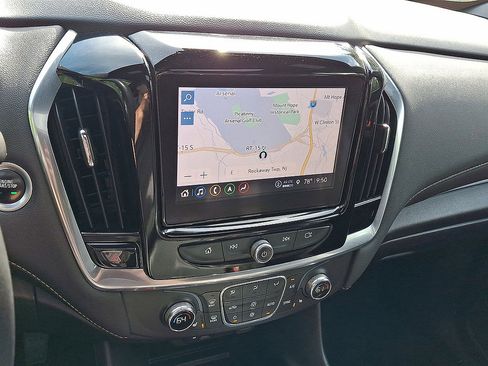 Used 2022 Chevrolet Traverse LT w/ LT Premium Package AWD/4WD image 16
