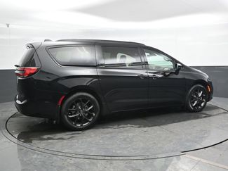 New 2026 Chrysler Pacifica Select w/ S Appearance Package FWD video 2