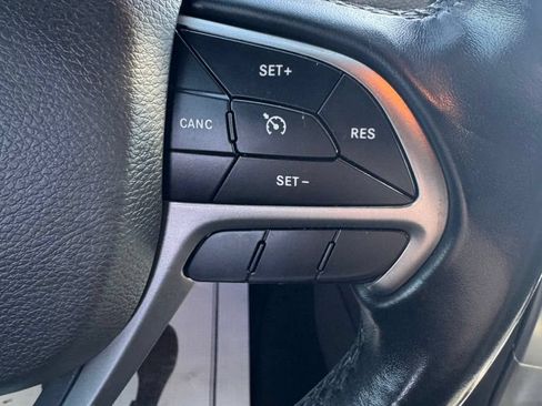 Used 2021 Jeep Grand Cherokee Laredo AWD/4WD image 28