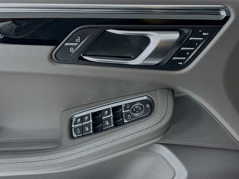 Certified 2025 Porsche Macan AWD/4WD image 11
