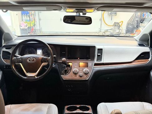 Used 2017 Toyota Sienna Limited Premium image 12