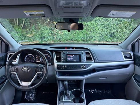 Used 2018 Toyota Highlander LE FWD image 30