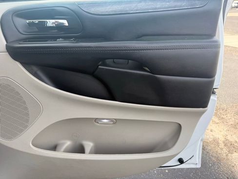 Used 2018 Dodge Grand Caravan SE w/ UConnect Hands-Free Group FWD image 53