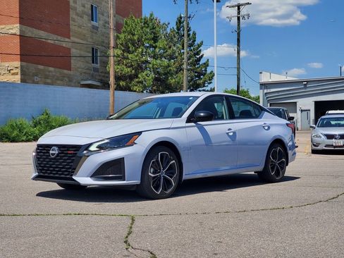 Used 2023 Nissan Altima 2.5 SR AWD/4WD image 2