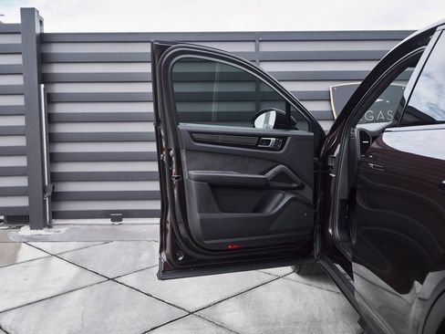 Used 2022 Porsche Cayenne Turbo GT image 28