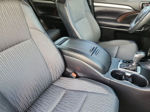 Used 2019 Toyota Highlander Plus AWD/4WD image 17