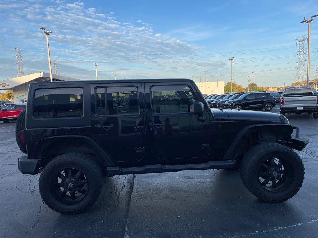 Used 2016 Jeep Wrangler Unlimited Sahara w/ Dual Top Group AWD/4WD image 10