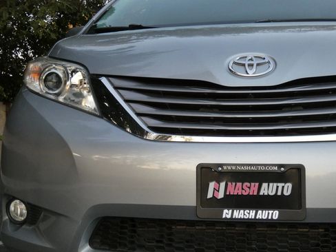 Used 2015 Toyota Sienna XLE image 17